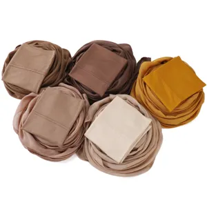 Ensemble long foulard modal et bonnet tube assorti aux tons terre, vue détaillée produit.