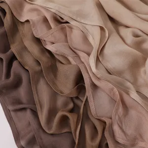 Détail écharpe tissu modal doux, élégant dégradé tons marron, texture légère de qualité.