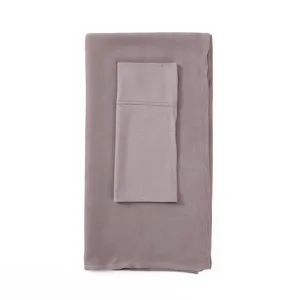 Gros plan détaillé d'un long foulard modal doux et d'un bonnet tubulaire élastique assorti.