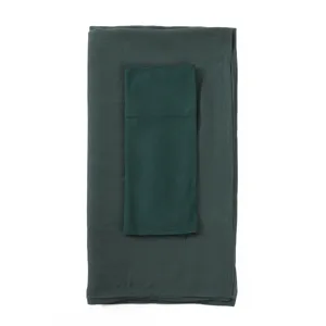 Écharpe longue en modal vert foncé et bonnet tubulaire élastique assorti, tissu doux.