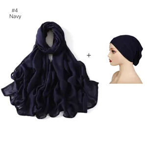 Grand foulard en modal et bonnet élastique assorti, ensemble hijab bleu marine élégant.