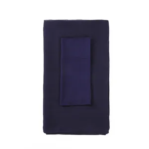 Détail du foulard hijab en modal bleu foncé, tissu respirant et pliage très soigné.
