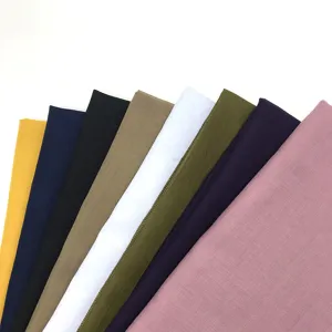 Vista detallada del pañuelo de voile multicolor que muestra varias opciones de tela vivas.
