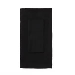Détail du set foulard long et bonnet tubulaire en modal noir, tissu doux extensible.