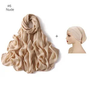 Vue détaillée d'écharpe longue en modal et bonnet assorti couleur nude, tombé souple et élégant.