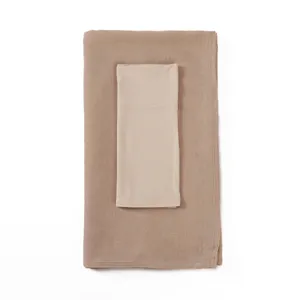 Vue de detail rapprochée d'écharpe longue en modal et bonnet élastique assorti