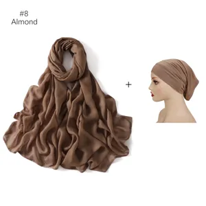 Vue de détail du foulard hijab en modal et de son bonnet assorti couleur amande douce.