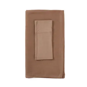 Détail d'ensemble écharpe et bonnet élastique en modal doux, léger et confortable marron.