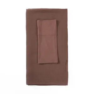 Détail d'écharpe et bonnet tube en modal marron, tissu très très doux et design assorti.