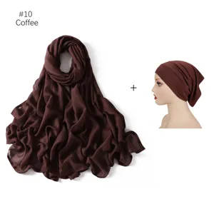 Ensemble écharpe longue en modal café et bonnet tubulaire élastique, détail doux.