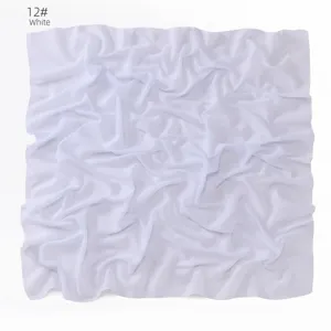 Pañuelo cuadrado blanco liso de voile para mujer, hiyab básico ligero y elegante.