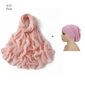 Ensemble écharpe longue et bonnet tube rose modal détail, tissu doux accessoire quotidien.