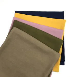 Primer plano de tela de gasa suave en varios colores sólidos para elegantes pañuelos de mujer.