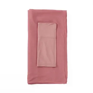 Ensemble foulard hijab en modal doux et bonnet assorti de couleur rose mauve elegant.