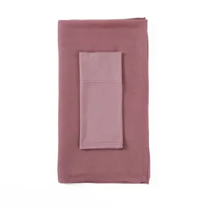 Ensemble écharpe longue en modal et bonnet élastique vue détaillée, tissu rose poudré.