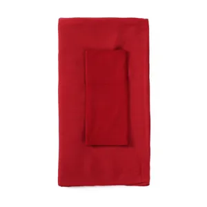 Gros plan détaillé sur l'écharpe longue en modal rouge doux et son bonnet tube assorti.