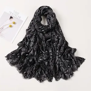 Dettaglio sciarpa stampa serpente grigio, scialle cotone lino donna, stile streetwear.