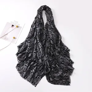 Sciarpa in cotone e lino con stampa serpente nero e grigio, elegante scialle con frange donna.