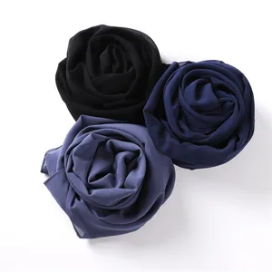 Detailansicht von wunderschönen unifarbener Chiffon Hijab Tüchern in drei tollen Farben.