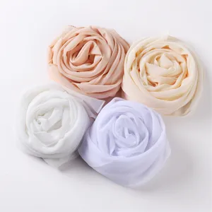 Detailansicht gerollter Chiffon Blumen Hijabs in verschiedenen Farben. Weiches Kopftuch.