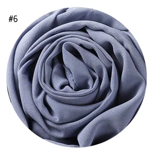 Detailansicht des einfarbigen Chiffon Hijabs, weicher langer Schal in eleganter graulila Farbe.