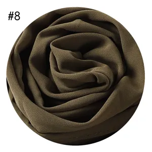 Chiffon Schal Stoff Detailansicht, einfarbig dunkelbraun, weiche Textur Falten Nahaufnahme