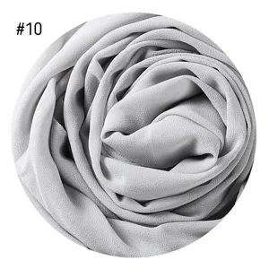 Nahaufnahme des grauen Chiffon Schals, elegante plissierte Stoff Textur Detailansicht.
