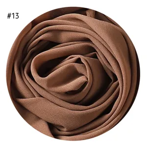 Braunes Chiffon Blasen Hijab Schal Detail, einfarbiges muslimisches langes Kopftuch fuer Frauen.
