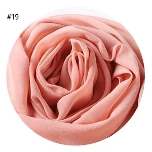 Nahaufnahme von rosa Chiffon Bubble Schal Stoff, elegantes drapiertes Rosetten-Textur-Design.