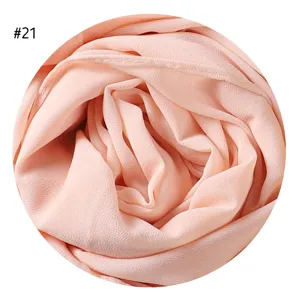 Nahaufnahme des rosa Chiffon Blasen Hijab Stoffes, weiche und leichte Textur Details.