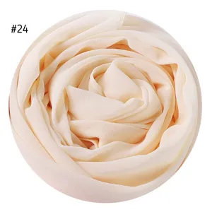 Detailansicht des einfarbigen Chiffon Kopftuchs in Blumenform, Farbton 24, weich.