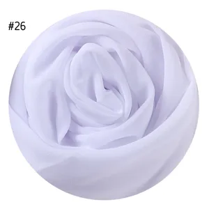 Helllila Chiffon Hijab Stoff Detail, weiche atmungsaktive einfarbige Blasen Schal Textur.