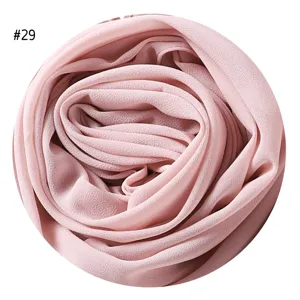 Nahaufnahme eines weichen rosa Chiffon-Hidschabs, elegante Textur und leichter Stoff für Damen.