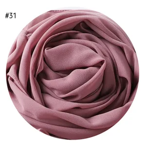 Einfarbiges Perlen-Chiffon-Bubble-Hijab-langes Tuch, elegantes Rosen-Falt-Design in Altrosa.