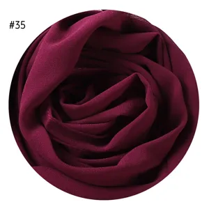 Dunkelrotes Perlen-Chiffon Einfarbiges Blasen-Tuch Hijab Kopftuch für Damen Mode.
