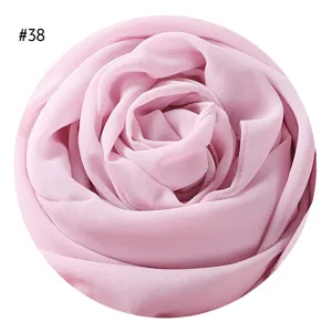 Detailansicht eines hellrosa Chiffon Hijab Schals, der in Rosenform gefaltet ist.