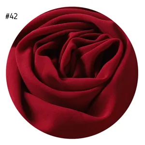 Dunkelroter einfarbiger Chiffon Hijab Stoff Detailmuster, weiche Blasenstruktur Damen Schal.
