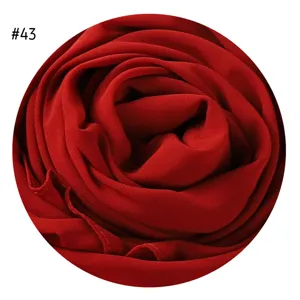 Roter Chiffon Stoff Nahaufnahme Textur Detailaufnahme für Variante Farbmuster Nummer dreiundvierzig
