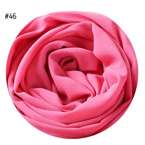 Einfarbiger rosa Blasen-Chiffon langer Hijab Schal für Damen, modisches Kopftuch Detail.