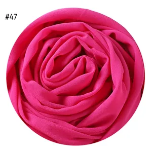 Nahaufnahme des einfarbigen Chiffon Hijab Schals Detail, leuchtende rosa Textur.
