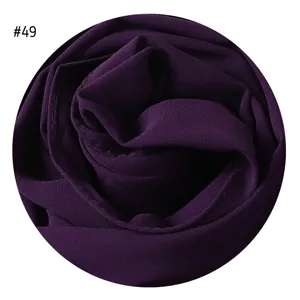 Lila Chiffon Schal Stoff Detail, weiche Blasen Textur Hijab Nahaufnahme Ansicht neu.