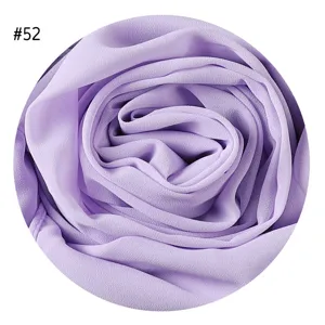 Detailansicht der hellvioletten Perlen-Chiffon-Stoffrolle mit weicher Textur und feinen Falten.