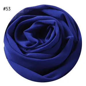Blauer Perlen-Chiffon Blasen-Hijab Langschal für Damen, elegantes einfarbiges Kopftuch Detail.