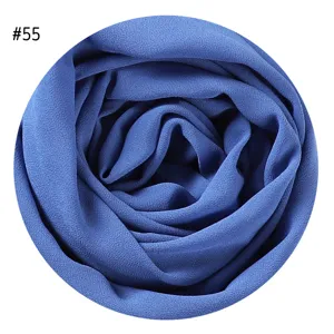 Blaue Chiffon Hijab Stoff Textur Detail Muster zeigt das weiche Material und Farbe.