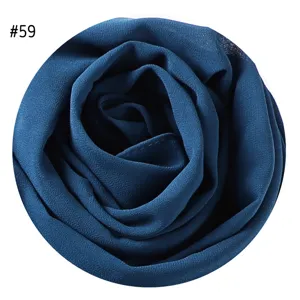 Dunkelblaue Chiffon Kopftuch Detail, gerollte Rosenform, weicher Bubble Textur Stoff.