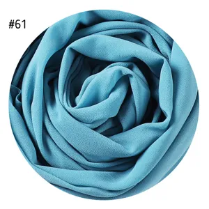 Blaues Chiffon Bubble Hijab Schal Detail, weiche Knittertextur Stoff Nahaufnahme.