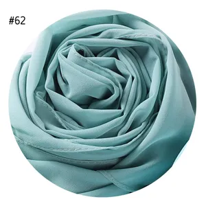 Nahaufnahme Detail des hellblauen Chiffon Bubble Hijab Schal Stoff Textur Rollendesign.