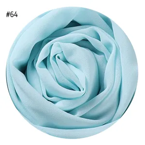Hellblaue Chiffon Hijab Schal Detail, elegantes Rosenmuster gerollter Bubblestoff.