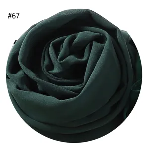 Nahaufnahme Detailansicht des dunkelgrünen Chiffon Hijab Schals Textur Stoff weiches Material.