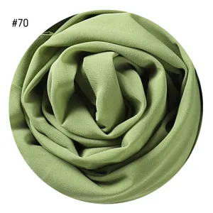 Grüne Perlen-Chiffon Hijab Stoffdetail, weiche Blasen-Textur, elegantes einfarbiges Schalmaterial.